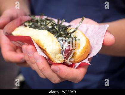 Eine terimayo JAPADOG, die Signatur hot dog von JAPADOG, einer beliebten kleinen Kette von Hot Dog steht in Vancouver, British Columbia, Kanada. Stockfoto