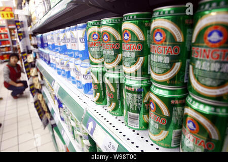 - - - - Dosen von der Tsingtao Beer sind für den Verkauf in einem Supermarkt in Shanghai, China, 9. Dezember 2010. Tsingtao Brauerei, China größte Brauereiunternehmen, sagte Stockfoto