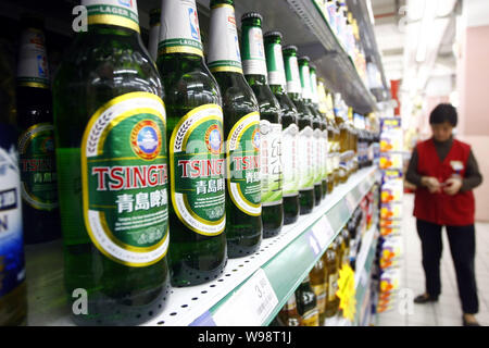 ------ Flaschen Tsingtao Bier sind für den Verkauf in einem Supermarkt in Shanghai, China, 9. Dezember 2010. Tsingtao Brauerei, China größte Bier Brauer, sa Stockfoto