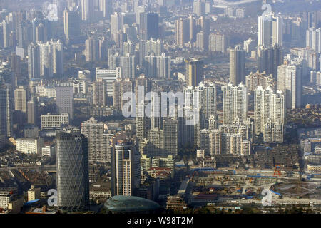 --FILE -- Darstellung von Clustern von Hochhaus Büro- und Wohngebäuden Mehrfamilienhäusern in Puxi, Shanghai, China, 18. Dezember 2010. Shanghais home Umsatz in Stockfoto