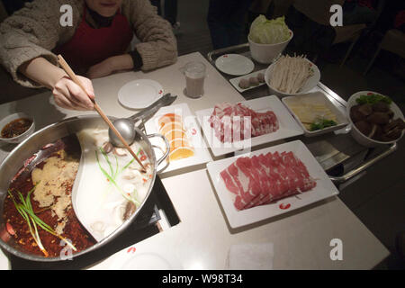 ------ Chinesische Kunden genießen Hotpot in einem Restaurant in Shanghai, China, 4. Dezember 2010. China hat eine bundesweite Untersuchung in hotpo gestartet Stockfoto