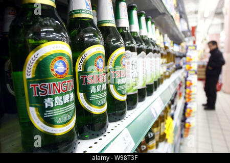 ------ Flaschen Tsingtao Bier sind für den Verkauf in einem Supermarkt in Shanghai, China, 9. Dezember 2010. Tsingtao Brauerei, China größte Bier Brauer, sa Stockfoto