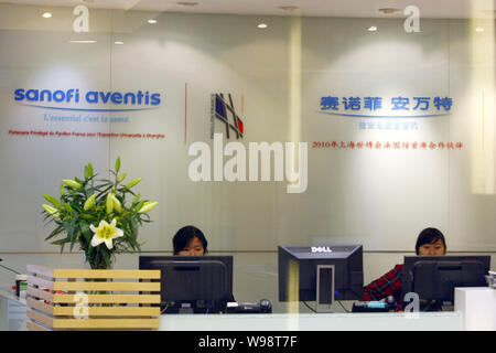 ------ Chinesische Mitarbeiter sind in der Zentrale von Sanofi-aventis China in Shanghai, China, 26. September 2010. China können die zweite-larges Stockfoto