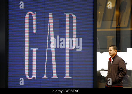 ------ Einem Chinesen an der GAP Store an der Hong Kong Plaza in Shanghai, China, 17. November 2010. American Clothing Retailer, GAP ist lau Stockfoto