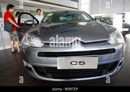 ------ Chinesischer Autokunden Blick an den Citroen C5 bei einem Citroen Niederlassung in Shanghai, China, 8. September 2010. Dongfeng Peugeot Citroen Automobile Stockfoto