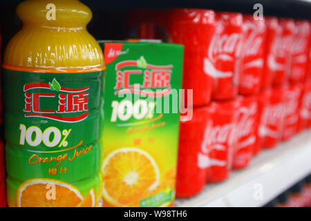 ------ Flaschen Huiyuan Juice und Dosen Coca-cola sind für den Verkauf in einem Supermarkt in Shanghai, China, 20. März 2009 gesehen. China plant zu c Stockfoto