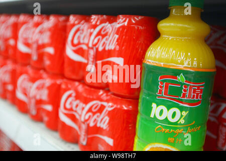 ------ Flaschen Huiyuan Juice und Dosen Coca-cola sind für den Verkauf in einem Supermarkt in Shanghai, China, 20. März 2009 gesehen. China plant zu c Stockfoto