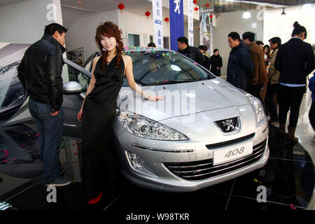 ------ Chinesischer Autokunden Blick auf die Peugeot 408, ein Peugeot Autohaus in Lanzhou City, East China Jiangsu Provinz, 20. März 2010. Dongfen Stockfoto