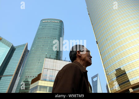 ---- Ein Mann hinter einem Cluster der Wolkenkratzer und Hochhäuser Bürogebäude im Finanzviertel Lujiazui in Pudong, Shanghai, China, 23 Apr. Stockfoto