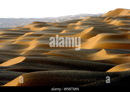 ------ Landschaft aus Dünen der Takla Makan (oder Taklamakan Wüste Taklimakan), Autonome Region Xinjiang Uygur, 25. Oktober 2007. China ist Erwartungen Stockfoto