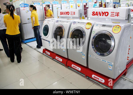 ------ Sanyo Zylinder Waschmaschinen zum Verkauf an einer Home Appliance store in Nantong City sind, East China Jiangsu Provinz, 6. September 2009. Chin Stockfoto