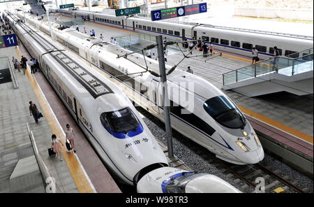- - Datei - - CRH (China Railway High-speed) Züge abgebildet sind am Bahnhof in Nanjing Nanjing City, East China Jiangsu Provinz, 1. Juli 2010. Stockfoto