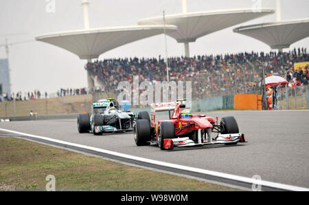 Scuderia Ferrari Fahrer Felipe Massa aus Brasilien, Front, und Mercedes GPs-Fahrer Nico Rosberg Deutschland konkurrieren in der Formel 1 Grand Prix von China. Stockfoto