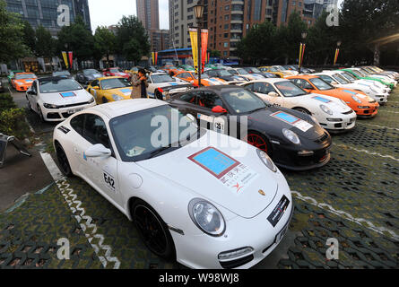 Porsche Fahrzeuge bei Xintiandi Plaza in Wuhan geparkt werden, Zentrale China Provinz Hubei, 30. September 2011. 50 Porsche Fahrzeuge wurden an Xintiandi Plaz geparkt Stockfoto