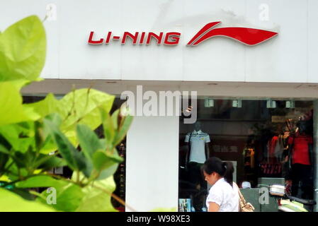 ---- Ein Fußgänger geht vorbei an einem Li Ning Store in Shanghai, China, 16. August 2011. Chinesische Athlet Li Ning gefangen Aufmerksamkeit an der Peking 2008 O Stockfoto