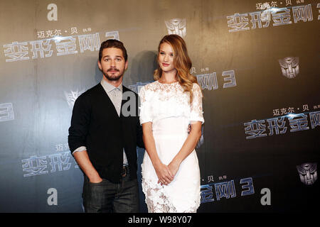 Us-Schauspieler Shia LaBeouf und britische Modell - gedreht - Schauspielerin Rosie Huntington Whiteley nehmen an einer Pressekonferenz für den Film, Transformatoren: Dunkel der Stockfoto