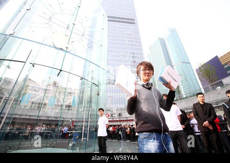 Die ersten Käufer der iPad 2 in einem Apple Store feiert außerhalb des Speichers in der Lujiazui Finanzviertel in Pudong, Shanghai, China, 6. Mai 2011 Stockfoto
