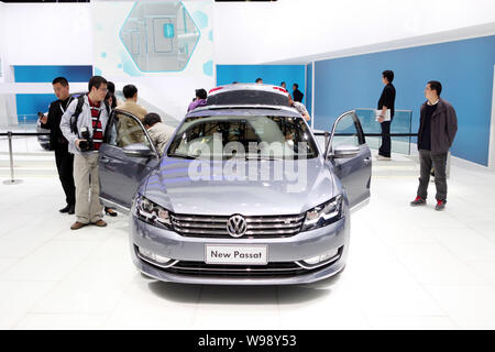 ---- Besucher anschauen und probieren Sie den neuen Passat auf dem Stand von Shanghai Volkswagen, ein Gemeinschaftsunternehmen von Volkswagen und SAIC, während des 14. Stockfoto