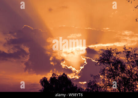 Sonnenaufgang und Sonnenuntergang Hintergrund. Stockfoto