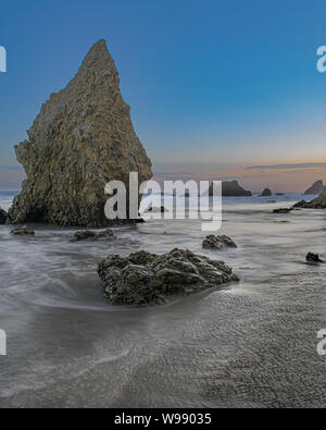 Die einzigartigen Felsformationen und die herrliche Aussicht auf den Sonnenuntergang groß sind zwei Gründe für die Beliebtheit von El Matador Beach in der Nähe von Malibu in Südkalifornien. Stockfoto