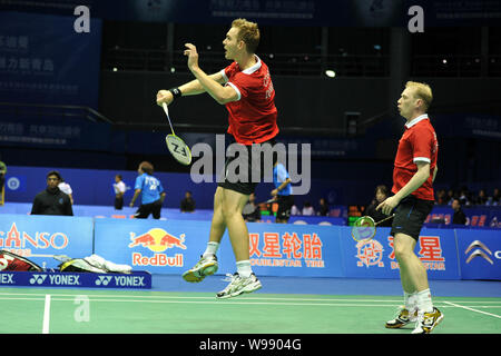 Denmarks Jonas Rasmussen und Mads Conrad-Petersen konkurrieren gegen Englands Andrew Ellis und Chris Adcock während der mens Doppel an der BWF badmi Stockfoto