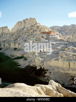 ---- Dieses undatierte Datei Foto zeigt die Landschaft des Guge Dynastie Ruinen in der Präfektur Ngari Zanda County, im Südwesten von China Tibet autonomen Reg Stockfoto