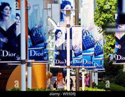 ---- Leute gehen Vergangenheit Werbeplakate von Dior auf einer Straße in Shanghai, China, 31. Mai 2010. Laut dem jüngsten Bericht der Welt veröffentlicht. Stockfoto