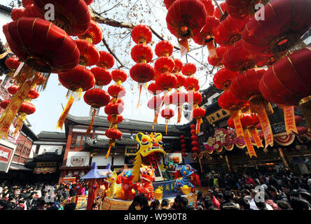 Chinesische Touristen und Anwohnern Spaziergang unter roten Laternen an Yu Garten während der Spring Festival, wie das Chinesische Neue Jahr, in Shanghai, Kinn bekannt Stockfoto