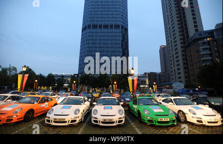 Porsche Fahrzeuge bei Xintiandi Plaza in Wuhan geparkt werden, Zentrale China Provinz Hubei, 30. September 2011. 50 Porsche Fahrzeuge wurden an Xintiandi Plaz geparkt Stockfoto