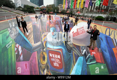 Besucher stehen auf einer riesigen 3D-boden Malerei unter dem Oriental Pearl TV Tower in der Lujiazui Finanzviertel in Pudong, Shanghai, China, 9 Novembe Stockfoto