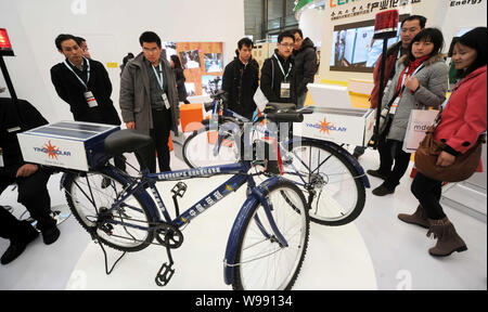 Besucher Blick auf solar Fahrräder von Yingli Solar auf dem Stand von Yingli Green Energy Holding Company Limited während der 2011 International Solar Indust Stockfoto