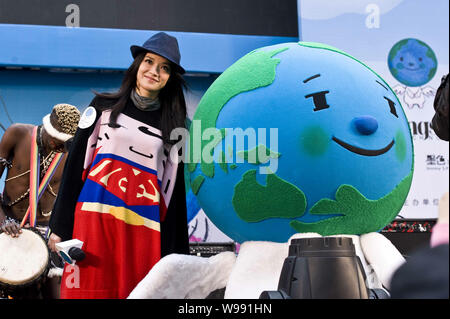 Taiwanesische Schauspielerin Shu Qi besucht eine ökologische Kampagne in Peking, China, 29. Oktober 2011. Stockfoto