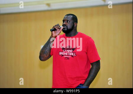 Ehemalige NBA-Superstar Shaquille ONeal spricht während einer Fans treffen an einem High School in Shanghai, China, 21. Oktober 2011. Stockfoto