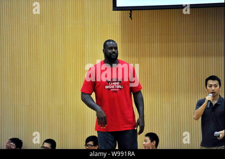 Ehemalige NBA-Superstar Shaquille ONeal besucht eine Fans treffen an einem High School in Shanghai, China, 21. Oktober 2011. Stockfoto