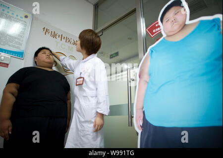 Die Höhe von Le Le, das fetteste Junge in Peking, wird in einem Krankenhaus in Peking, China, 11. Oktober 2011. Adipositas ist ein wachsendes Problem in Stockfoto