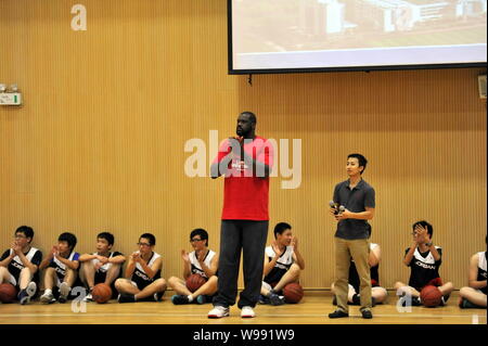 Ehemalige NBA-Superstar Shaquille ONeal spricht während einer Fans treffen an einem High School in Shanghai, China, 21. Oktober 2011. Stockfoto