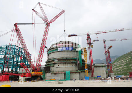 Die Kuppel einer Auffangvorrichtung Struktur wird auf die Struktur des Taishan Kernkraftwerk in South China Guangdong Provinz, 23 Octo gehoben Stockfoto
