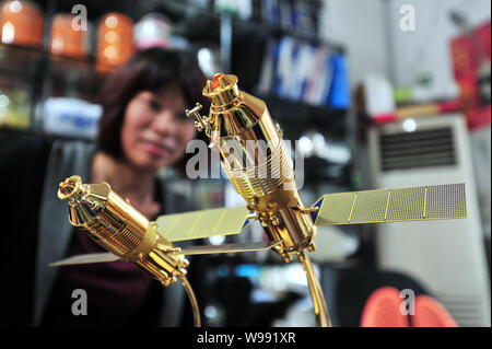 Modelle der Tiangong-1 Space Lab Module sind für den Verkauf an eine Papeterie in Qingdao Stadt, East China Provinz Shandong, 28. September 2011. Souve Stockfoto