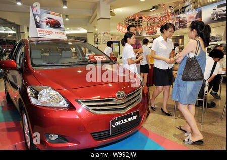 ------ Chinesische Autokäufer im Toyota Vios zu einem Toyota Dealership in Guiyang City, im Südwesten Chinas Provinz Guizhou, 11. Juli 2011. Auto Verkauf Stockfoto
