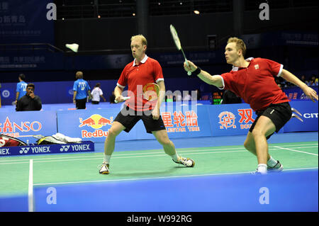 Denmarks Jonas Rasmussen und Mads Conrad-Petersen konkurrieren gegen Englands Andrew Ellis und Chris Adcock während der mens Doppel an der BWF badmi Stockfoto