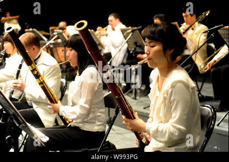 Seoul Pops Orchestra aus Südkorea führt bei einem Konzert in Lanzhou City, East China Jiangsu Provinz, 27. Februar 2011. Stockfoto