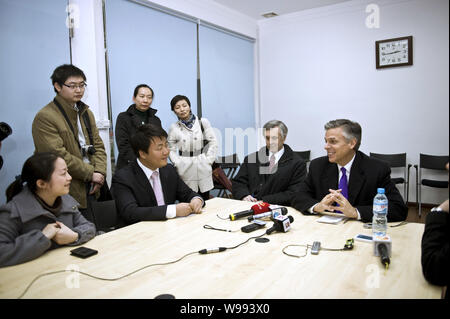 Jon Huntsman Jr. (rechts), Botschafter der Vereinigten Staaten in China, bei seinem Besuch in Sofia Stadt interviewt wird, Zentrale China Provinz Hunan, F Stockfoto