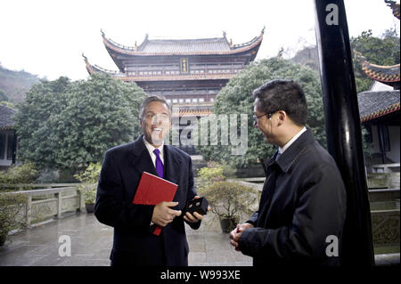 Jon Huntsman Jr. (links), der Botschafter der Vereinigten Staaten zu China, besucht die Yuelu Akademie in Changsha City, Central China Provinz Hunan, Februar Stockfoto