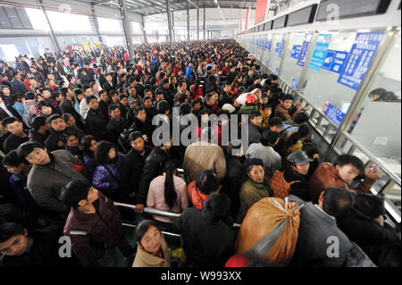 Chinesische Passagiere, deren Fahrten durch die eisigen Regen angehalten wurden Masse das Ticket von einem Busbahnhof in Guiyang City, im Südwesten von China Guizhou pro Stockfoto