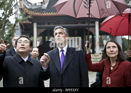 Jon Huntsman Jr. (Mitte), Botschafter der Vereinigten Staaten zu China, besucht die Yuelu Akademie in Changsha City, Central China Provinz Hunan, Februar Stockfoto