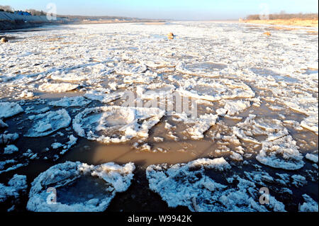 Schwimmende Eis ist auf dem Gelben Fluss in Jinan Stadt gesehen, East China Provinz Shandong, 31. Dezember 2010. Zuletzt stark kalte Luft hat die Ihr eingefroren Stockfoto