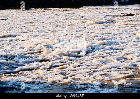 Schwimmende Eis ist auf dem Gelben Fluss in Jinan Stadt gesehen, East China Provinz Shandong, 31. Dezember 2010. Zuletzt stark kalte Luft hat die Ihr eingefroren Stockfoto