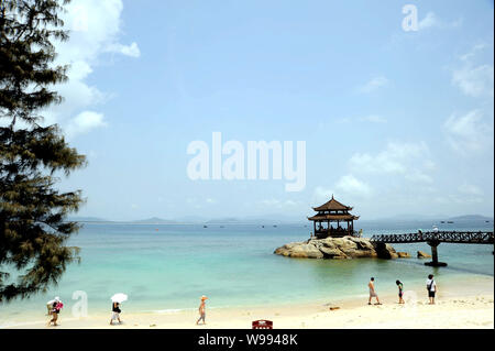 ---- Touristen am Strand von Sanya Stadt gesehen, South China Hainan Provinz, 13. April 2010. Hainans Gouverneur sagte inländischen Touristen in die Stockfoto