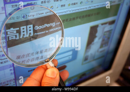 ---- Einen chinesischen Netizen durchsucht die Website der online Group Buying Website gaopeng.com, ein Joint Venture Unternehmen der Groupon, im Yunyang County, Chongqing Stockfoto