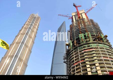 Blick auf die Baustelle des Shanghai Tower, die Welten der Zukunft zweite - das höchste Gebäude in Shanghai, China, 28. Dezember 2011. Arbeit cr Stockfoto
